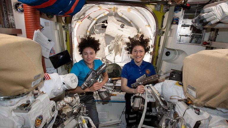 #AllWomanSpacewalk – J&rsquo;suis sortie avec mes chums de filles… dans l&rsquo;espace!